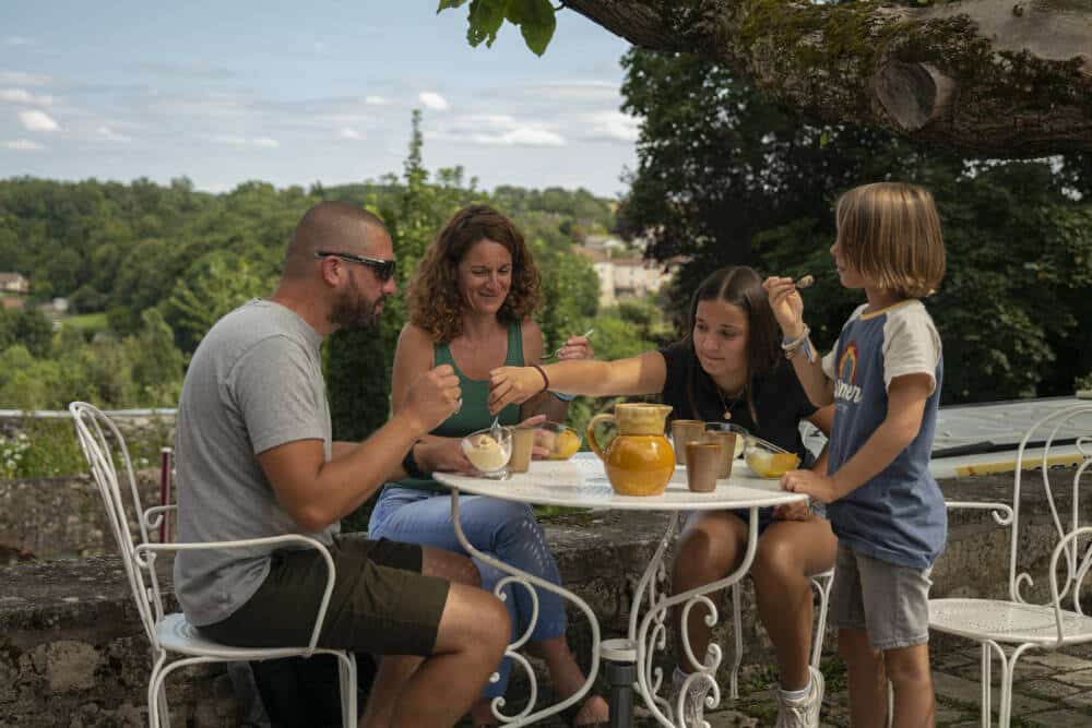 Goûter dans la cité médiévale de Chauvigny