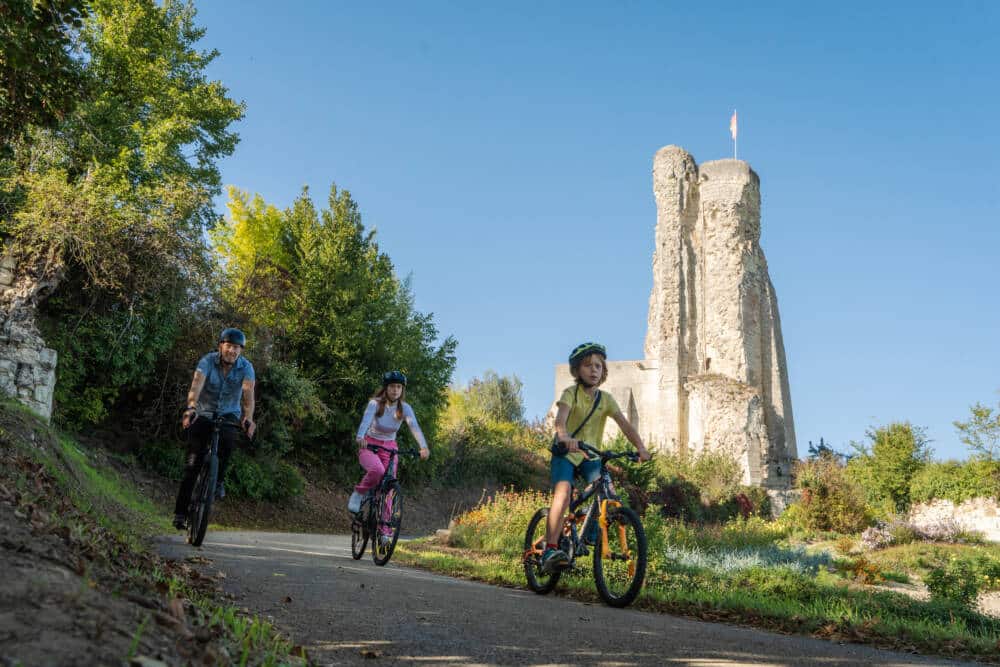 Famille qui fait du vélo