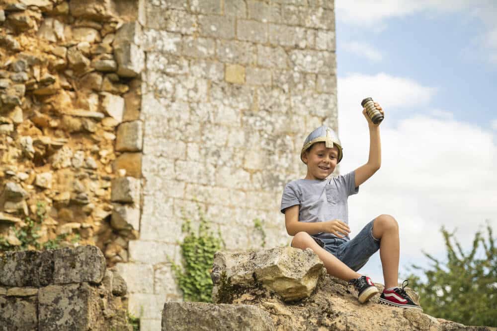 enfant jeu enigme abbaye reau poitou NB 2105 25 1 - Tourisme Vienne