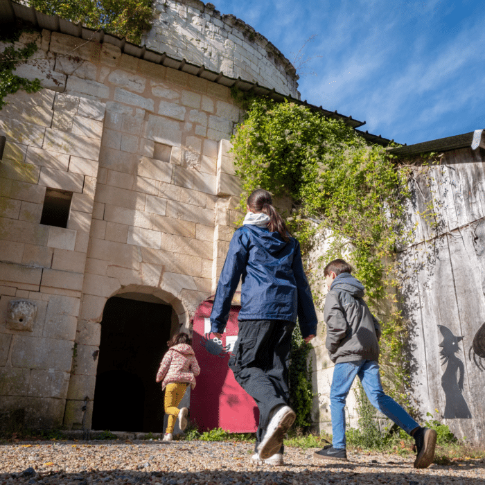 Famille qui visite le château de Monthoiron